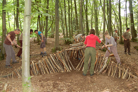 Leaf shelter building