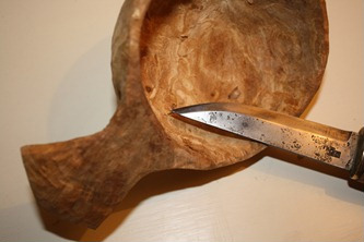 Hywel carving the Kuksa with his Julius Pettersson knife