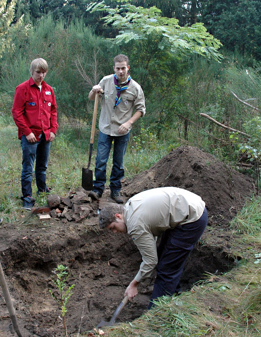 Digging the hangi pit