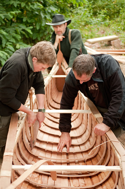 Birch Bark Canoe Building with Ray Mears and Pinock Smith – Day 7